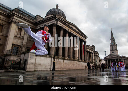 Koreanische Kinder üben ihre Kampfkünste außerhalb der National Gallery am Trafalgar Square Stockfoto