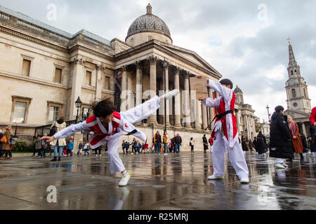 Koreanische Kinder üben ihre Kampfkünste außerhalb der National Gallery am Trafalgar Square Stockfoto