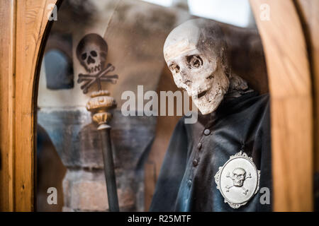 Mama in die Kirche, Urbania, Italien, Europa. Stockfoto