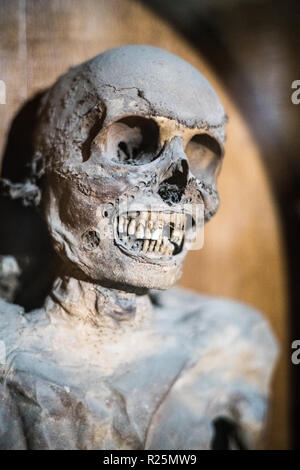 Mama in die Kirche, Urbania, Italien, Europa. Stockfoto