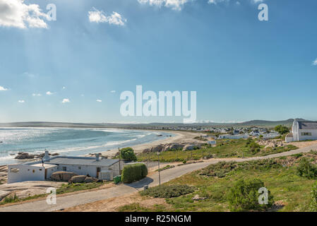 PATERNOSTER, SÜDAFRIKA, 21. AUGUST 2018: Eine Ansicht von Paternoster am Atlantik Küste. Ein Strand und Gebäude sind sichtbar Stockfoto