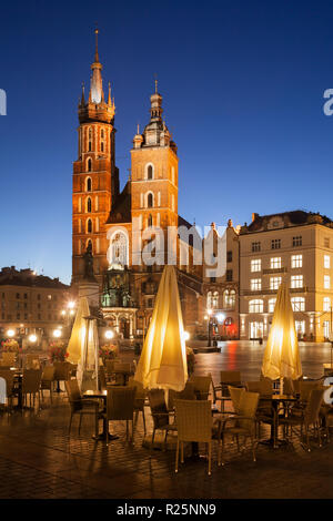 City Break in der Altstadt von Krakau, Polen, St. Mary Basilika und Café im Freien Tische auf dem Hauptplatz Stockfoto