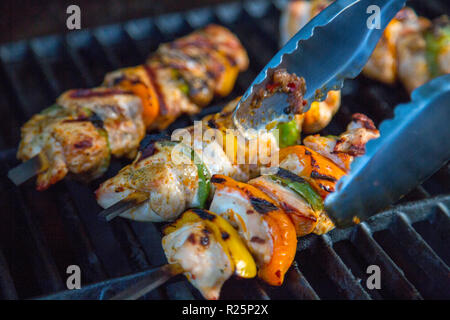 Fleisch und Gemüse Spieße auf dem Grill, Geflügelfleisch und Pfeffer Stücke auf einem Spieß, gegrillt, Stockfoto