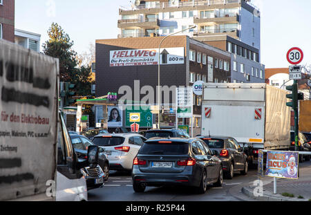 Der Gladbecker Stra§e in Essen, B 224, stark kontaminierte innerstädtische Straße in Essen aufgrund von Luftverschmutzung, Teil eines möglichen diesel Fahrverbot Zone in die Luft Stockfoto