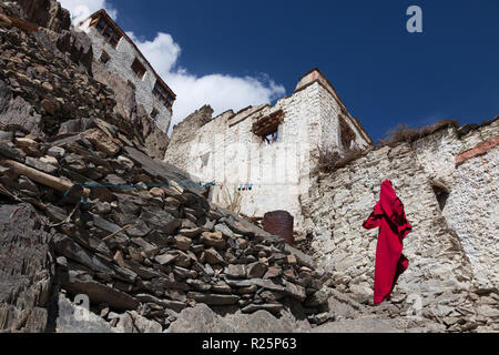 Robe Mönch hängend auf der Wäscheleine im Kloster Karsha, Zanskar, Jammu und Kaschmir, Indien Stockfoto