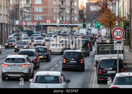 Der Gladbecker Stra§e in Essen, B 224, stark kontaminierte innerstädtische Straße in Essen aufgrund von Luftverschmutzung, Teil eines möglichen diesel Fahrverbot Zone in die Luft Stockfoto