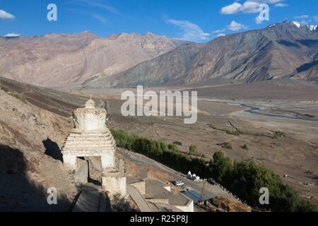 Weiß chorten (im Vordergrund) im Kloster Karsha (Zanskar, Jammu und Kaschmir, Indien) und die umliegende Landschaft aus dem Kloster gesehen Stockfoto