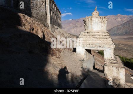 Weiß chorten im Kloster Karsha (Zanskar, Jammu und Kaschmir, Indien) und Schatten des Fotografen, Bild Stockfoto