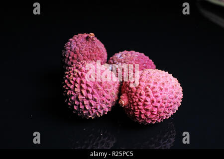 Litchi chinensis Lychee süße Frucht auf schwarzem Hintergrund Stockfoto
