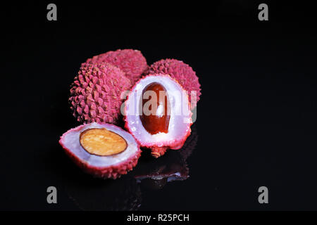 Litchi chinensis Lychee süße Frucht auf schwarzem Hintergrund Stockfoto