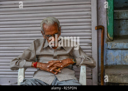Jodhpur, Indien - Nov 6, 2017. Ein alter Mann auf der Straße schlafen in Jodhpur, Indien. Jodhpur ist die zweitgrößte Stadt im Bundesstaat Rajasthan. Stockfoto