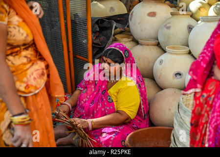 Jodhpur, Indien - Nov 6, 2017. Töpferei Shop bei Sadar Markt in Jodhpur, Indien. Jodhpur ist die zweitgrößte Stadt im Bundesstaat Rajasthan. Stockfoto