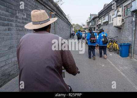 Rikscha Fahrer in Hutong in Peking Stockfoto
