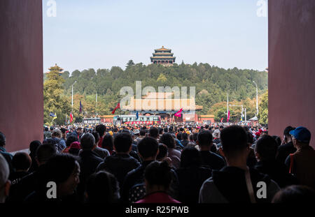 Menschenmengen gehen durch Tor der Himmlischen Reinheit in der Verbotenen Stadt Stockfoto