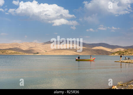 Die Iraner auf einem Boot in Kurdistan Provinz des Iran am 22. September 2018. Stockfoto