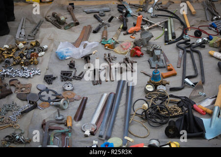 Alte Metall Schraubenschlüssel, Schlüssel, Zangen liegen auf dem asphalte auf Flohmarkt in Kiew, Ukraine Stockfoto