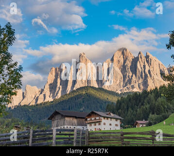 Wunderschöne Landschaft Santa Magdalena Dorf in Dolomiten, Italien Stockfoto