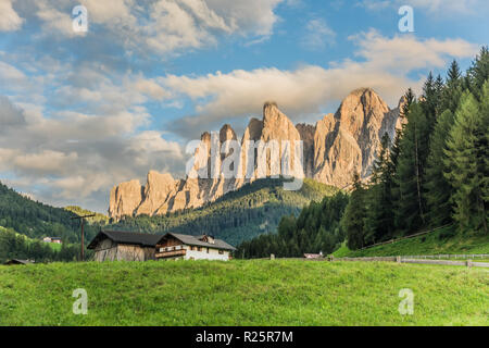 Wunderschöne Landschaft Santa Magdalena Dorf in Dolomiten, Italien Stockfoto