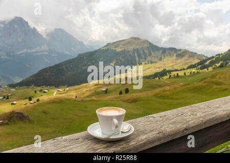 Tasse Kaffee im Kaffee Zeit mit Bergblick Hintergrund Stockfoto