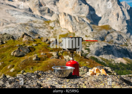 Touristische Anlagen und Werkzeuge: Camping gas auf dem Berg Hintergrund Stockfoto