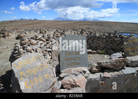 Bemalte Steine zeigen die Richtungen der umliegenden Vulkane, der Blick Punkt entlang Pata Pampa Pass, Arequipa, Peru Stockfoto