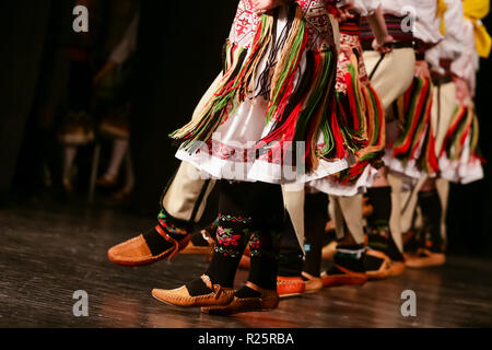 Junge serbische Tänzer in der traditionellen Tracht. Folklore aus Serbien. Stockfoto