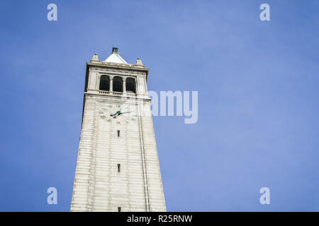 Sather Tower (Campanile) auf einem blauen Himmel Hintergrund, Berkeley, San Francisco Bay, Kalifornien Stockfoto