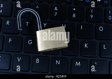 Entriegelt Schloss auf dem Computer Tastatur Stockfoto