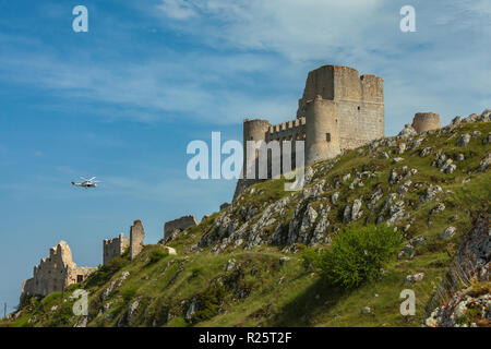 Hubschrauber im Flug auf die Rocca von Calascio. Abruzzen Stockfoto