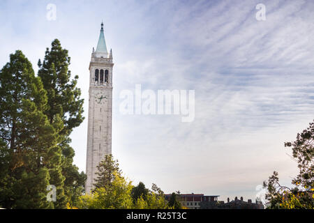 Sather Tower (Campanile) an einem bewölkten Himmel Hintergrund, UC Berkeley, Kalifornien, San Francisco Bay Stockfoto