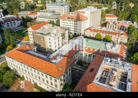 Luftaufnahme von Gebäuden in der Universität von Kalifornien, Berkeley Campus an einem sonnigen Herbsttag, San Francisco Bay Area, Kalifornien; der Schatten einer Campani Stockfoto