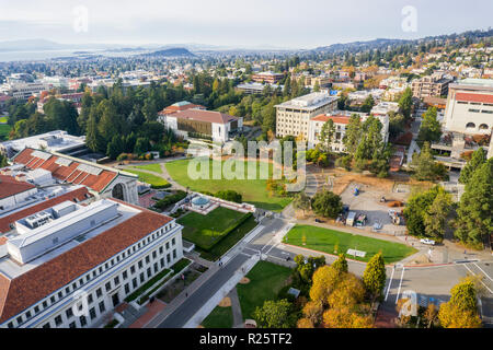 Luftaufnahme von Gebäuden in der Universität von Kalifornien, Berkeley Campus an einem sonnigen Herbsttag, Blick nach Richmond und der San Francisco Bay Shoreline Stockfoto