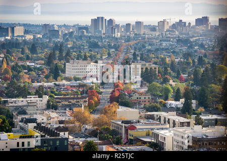 Luftbild von Norden Oakland an einem sonnigen Herbst abends; Downtown Oakland im Hintergrund; Gebäude in UC Berkeley im Vordergrund; SF Bay Area Stockfoto