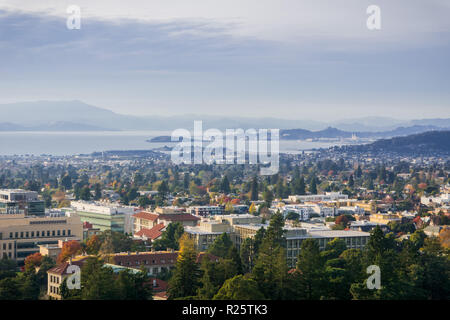 Blick Richtung Berkeley und Richmond an einem sonnigen aber trübe Herbst Tag; Universität von Kalifornien campus Gebäude im Vordergrund, San Francisco Bay Area. Stockfoto