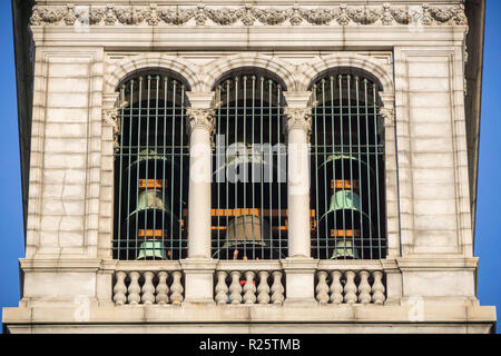 Außenansicht des Glockenspiels an der Spitze des Campanile (Sather Tower), Berkeley, San Francisco Bay Area, Kalifornien Stockfoto