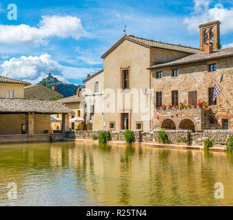 Die malerische Bagno Vignoni, in der Nähe von San Quirico d'Orcia, in der Provinz von Siena. Toskana, Italien. Stockfoto