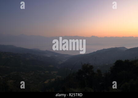 Schönen ersten Licht vom Sonnenaufgang über dem Himalaya Gebirge in Nepal Stockfoto