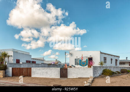 PATERNOSTER, SÜDAFRIKA, 21. AUGUST 2018: eine Straße, Szene, mit einem historischen Haus, in Paternoster an der Atlantik Küste Stockfoto