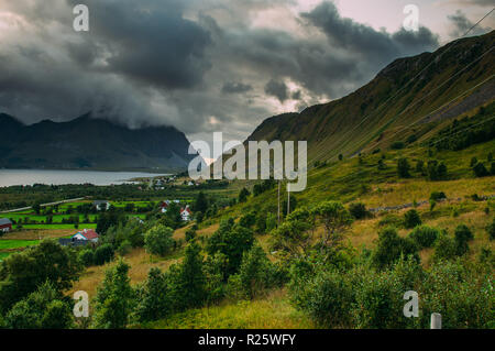 Wunderschöne Aussicht auf den Bostad und Bergen auf den Lofoten Inseln, Norwegen Stockfoto