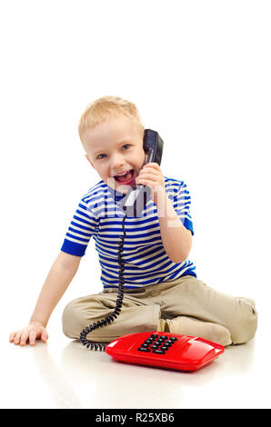 Kleiner Junge mit Telefon auf weißem Hintergrund Stockfoto