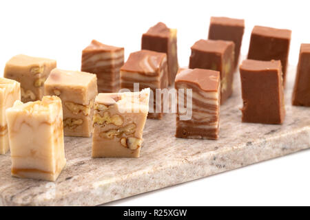 Sechs verschiedene Aromen von Fudge auf weißem Hintergrund Stockfoto