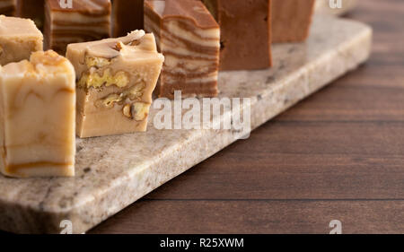 Sechs verschiedene Aromen von Fudge auf einem Holztisch Stockfoto