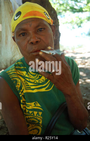 Frau rauchen handgefertigte Zigaretten am Markt in Madang, Papua-Neuguinea. Stockfoto