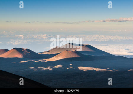 Vulkankegeln auf Mauna Kea, Big Island, Hawaii, USA Stockfoto