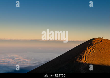 Touristen auf einem vulkanischen Kegel auf Mauna Kea, Big Island, Hawaii, USA Stockfoto