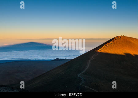 Mauna Kea im Abendlicht wirft einen Schatten, Big Island, Hawaii, USA Stockfoto