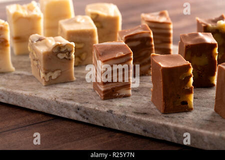 Sechs verschiedene Aromen von Fudge auf einem Holztisch Stockfoto