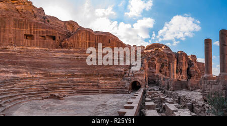 Amphitheater, nabatäische Stadt Petra, in der Nähe von Wadi Musa, Jordanien Stockfoto