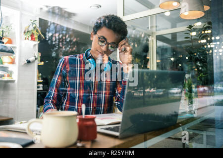 Smart afro-amerikanischen Jungen, der seine Heimat Aufgabe Stockfoto