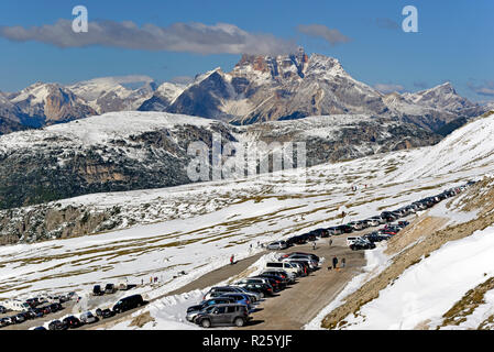 Blick von der Auronzohütte 2320 m über die mautpflichtige Straße unterhalb der Drei Zinnen von Lavaredo auf die Hohe Gaisl 3148 m im Dolomiti Stockfoto